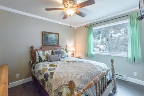 Un dormitorio con una cama y un ventilador de techo. en River Park 1244, en Ouray