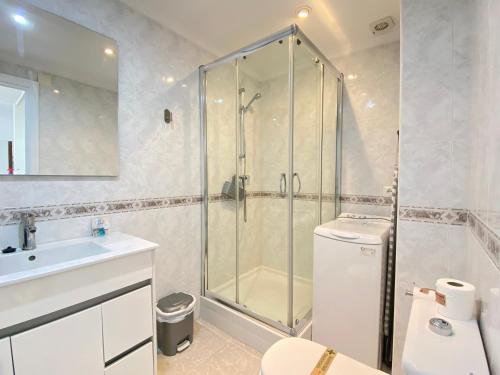 Koupelna v ubytování Acapulco Playa 306 Apartments Casasol