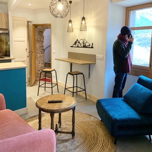 une personne prenant une photo d'un salon dans l'établissement Tour Ramus- appartements, à Albertville