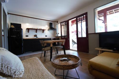 un salon avec un canapé et une table dans l'établissement les jardins de la sud, à Lacanau