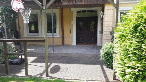 a basketball hoop in front of a house at Willkommen im Kalletal in Kalletal