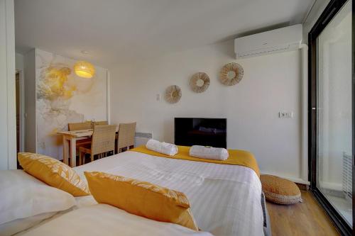 Upstays - 2 Rooms - Pool - Garden - Terrace