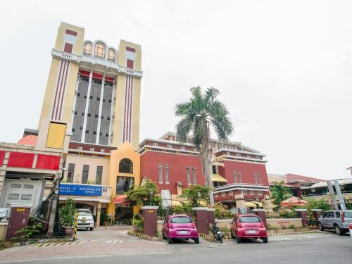 una calle de la ciudad con coches aparcados frente a un edificio en Capital O 460 World Palace Hotel, en Davao City