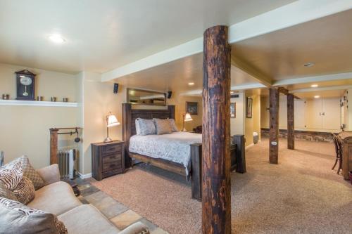 Un dormitorio con una cama y un sofá en una habitación. en The Cottage House, en Ouray