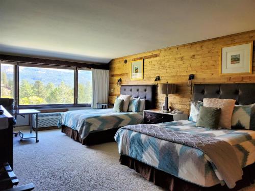 Tamarron Lodge Suite 203-201 في دورانجو: غرفة فندقية بسريرين ونافذة