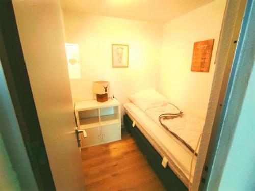 a small room with a small bed in it at Wellness Ferienwohnung Waldblick in Kellenhusen