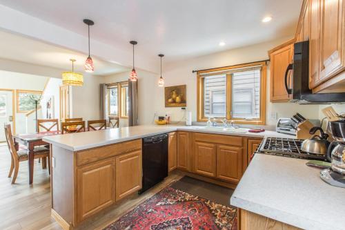 1490OAK Grandview Condo – Photos 3