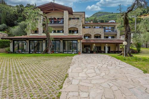 un bâtiment avec une route pavée devant lui dans l'établissement Hotel Veronesi, à Brenzone