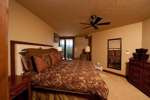 sypialnia z łóżkiem i wentylatorem sufitowym w obiekcie Purgatory Lodge Unit 403 w Durango Mountain Resort