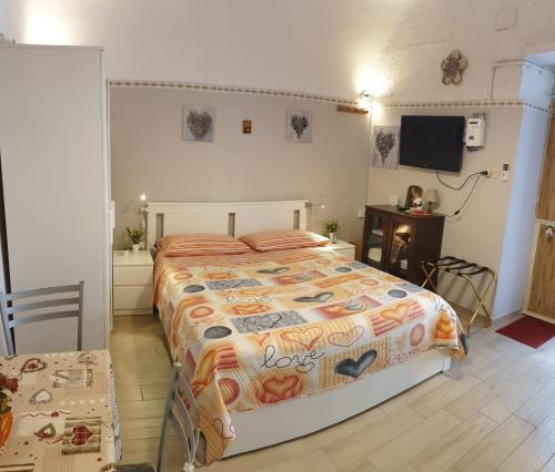 カターニアにあるGiovanni s little houseのベッドルーム1室(ベッド1台、壁にテレビ付)