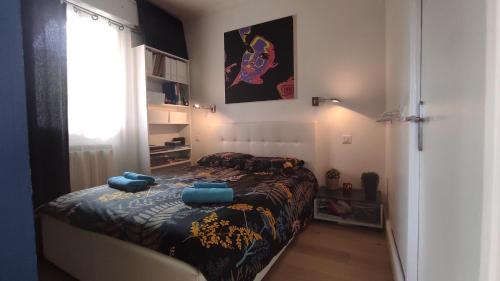 Un dormitorio con una cama con almohadas azules. en Résidence Chantemerle, en Cannes