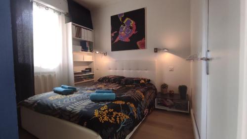 une chambre avec un lit avec des oreillers bleus dessus dans l'établissement Résidence Chantemerle, à Cannes