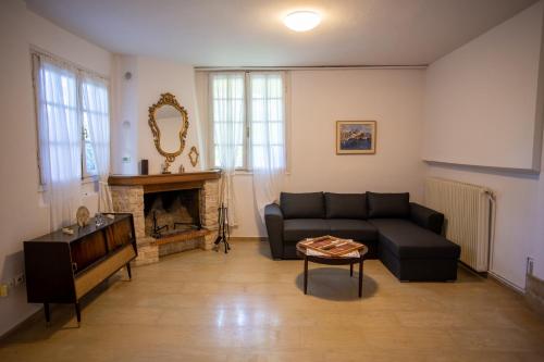 A seating area at Traditional villa appartment with garden, also for gatherings ,15 minutes from Thessaloniki airport