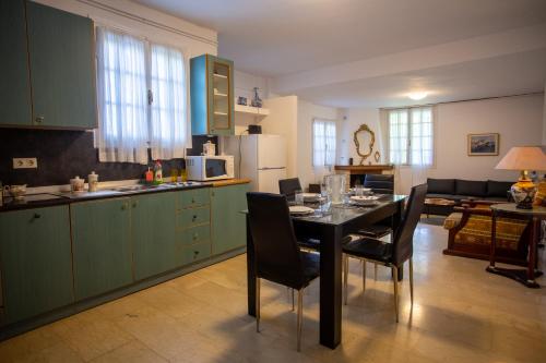 A kitchen or kitchenette at Traditional villa appartment with garden, also for gatherings ,15 minutes from Thessaloniki airport