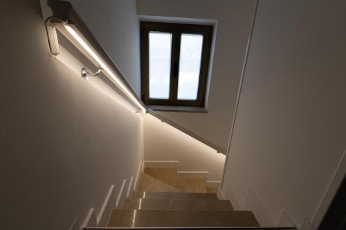 a stairway with a window and a stair case at Valmontone Travel Rooms in Valmontone
