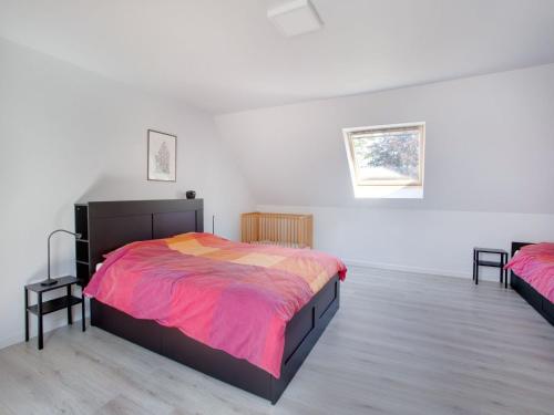 1 dormitorio con 1 cama grande y 2 mesas en Modern holiday home in Scherpenheuvel with infrared sauna, en Scherpenheuvel-Zichem
