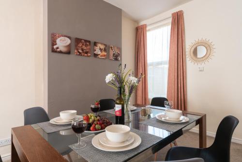 a dining room with a glass table and chairs at 3 Bedroom-5 Beds Newland Ave King's Palace Leisure-Contractor-Heart of Hull Amenities in Hull