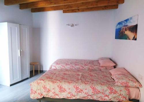 une chambre avec un lit avec une couette rouge dans l'établissement Villa Sun and sea 4 front de Mer Playa Rocca Costa teguise, à Costa Teguise