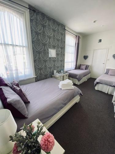 Postel nebo postele na pokoji v ubytování Shiray Hotel