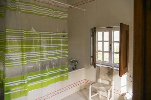 baño con cortina de ducha verde y blanca en Quinta de Pindela - Natureza e Tradicao, en Vila Nova de Famalicão