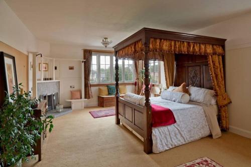 Postel nebo postele na pokoji v ubytování Troon Arts & Crafts Period Home Golf Beach