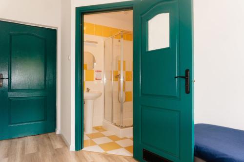 eine grüne Tür im Bad mit Dusche in der Unterkunft Ośrodek Wypoczynkowy Maria w Lewinie Kłodzkim - MARIA III in Lewin Kłodzki