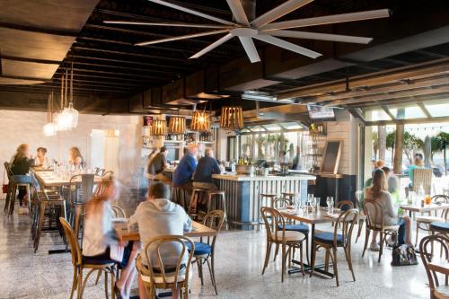 een groep mensen die aan tafel zitten in een restaurant bij Beach House Resort Hilton Head Island in Hilton Head Island