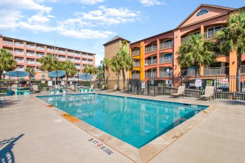 Бассейн в Beachfront Palms Hotel Galveston или поблизости