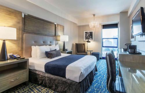 une chambre d'hôtel avec un lit et une télévision dans l'établissement Robert Treat Hotel, à Newark