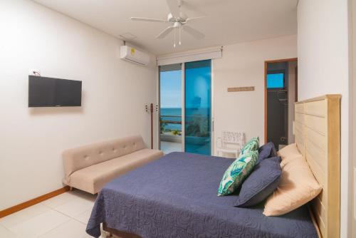 une chambre avec un lit, un canapé et une télévision dans l'établissement Hermoso Apartamento Frente al Mar 2 Habitaciones PAZ148, à Coveñitas
