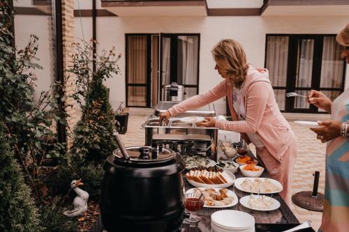 Jídlo v penzionu – hostince nebo okolí