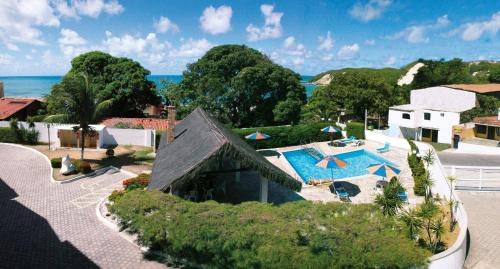 una vista aérea de una casa con piscina en Residence Village, en Natal