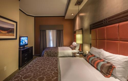 Llit o llits en una habitació de Staybridge Suites DFW Airport North, an IHG Hotel