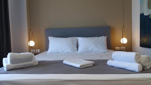 Valmar Hotel في كساميل: غرفة نوم عليها سرير وفوط