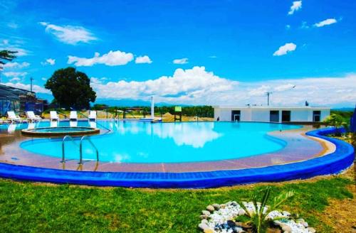 a large swimming pool with a blue at Apartamento privado a 2 kilometros del Parque del Café in Montenegro