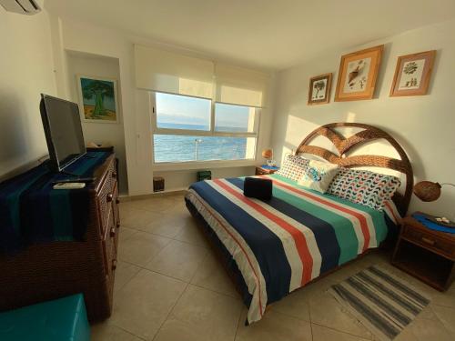 Ένα ή περισσότερα κρεβάτια σε δωμάτιο στο Departamentos Amoblados Frente al Mar Manta -PROINKASA