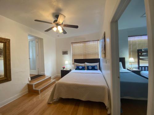 Кровать или кровати в номере Miami Beach Rooms B&B