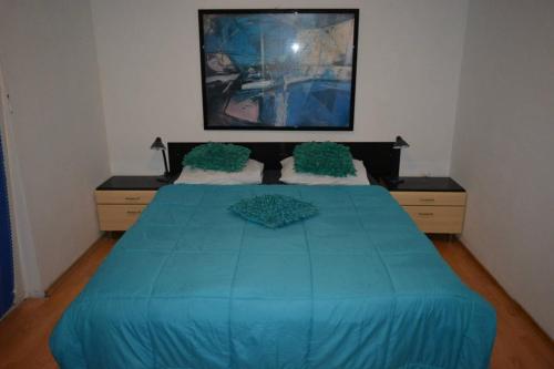 um quarto com uma cama azul e 2 cómodas em Apartment in Vrsi with Balcony, Air conditioning, Wi-Fi (4824-4) em Vrsi