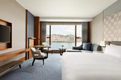 Postel nebo postele na pokoji v ubytování Kerry Hotel Hong Kong by Shangri-la