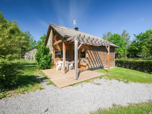 une cabine avec une terrasse en bois dans une cour dans l'établissement Comfortable holiday home with private terrace, à Signy-le-Petit