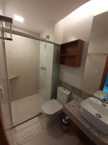 uma casa de banho com um chuveiro, um WC e um lavatório. em Salinas Exclusive Resort em Salinópolis