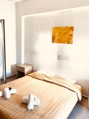 a bedroom with a bed with two towels on it at Banos Apartments and Swimming Pool STUDIO in Roda