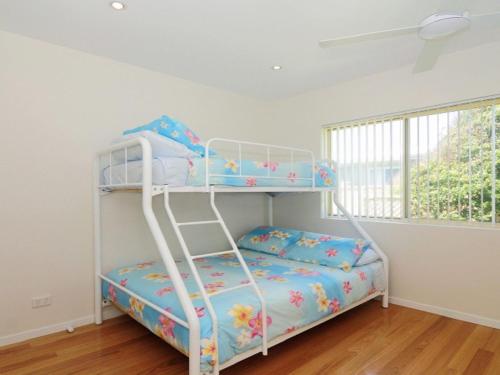 una litera en una habitación con escalera en Pacific Views, en Culburra Beach