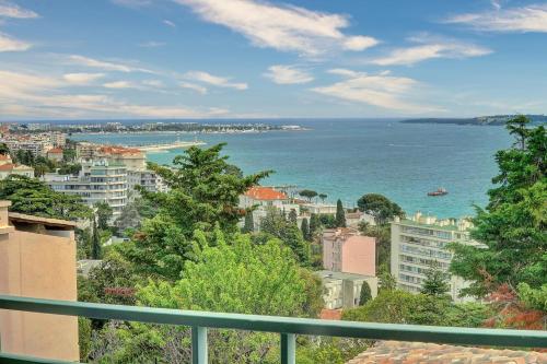 une vue sur l'océan depuis un balcon dans l'établissement IMMOGROOM - 2 Rooms sea view - Renovated - Pool - Terrace - Parking - AC, à Cannes