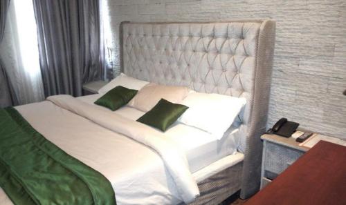 Cama ou camas em um quarto em Room in Lodge - Adanma Hotel and Suites
