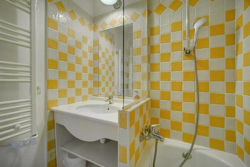 une salle de bain avec un lavabo, une douche et une baignoire dans l'établissement IMMOGROOM - 2 Rooms sea view - Renovated - Pool - Terrace - Parking - AC, à Cannes