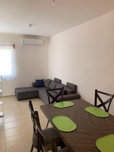 a living room with two tables and a couch at Departamento 3 habitaciones in Cancún