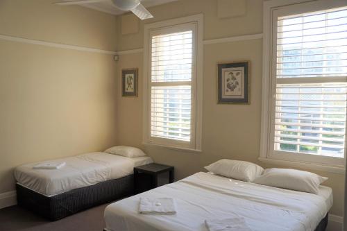 Ένα ή περισσότερα κρεβάτια σε δωμάτιο στο Palace Hotel Mortlake Sydney