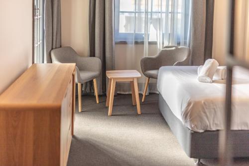 En eller flere senge i et værelse på Lakemba Hotel