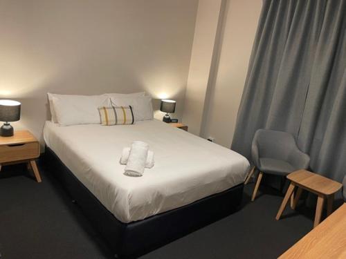 En eller flere senge i et værelse på Lakemba Hotel